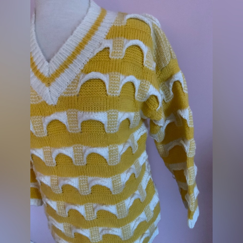 Vintage Textured Yellow and White Women's Sweater - Picture 2 of 6